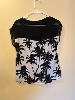 Express Women’s Medium Black & White Palm Print Blouse – Short Sleeve Top